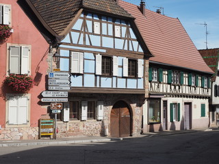 Fototapeta na wymiar Fachwerkhäuser in Andlau – französische Gemeinde in der Region Grand Est 