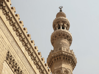 Obraz premium close up of a minaret of the mosque sultan hasan in cairo