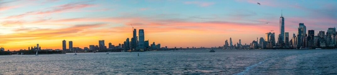 Fototapeta premium Wide Angle Panorama Of New Jersey and Manhattan During summer SunSet