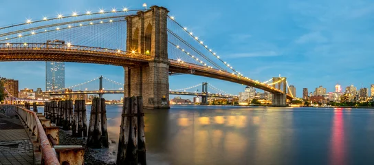 Schilderijen op glas Panoramic View of the Brooklyn Bridge From Manhattan During Summer Time © porqueno