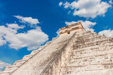 Fototapeta premium Mexico Chichen Itza Maya Ruins - The El Castillo pyramid. Uxmal, Yucatan, Mexico