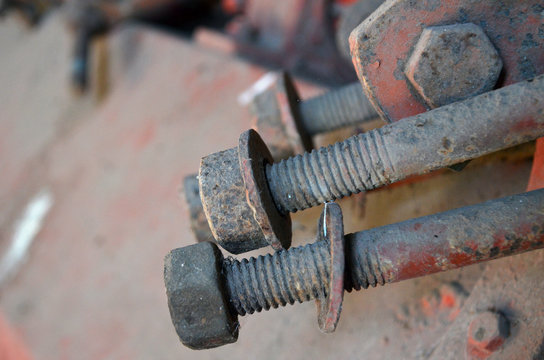 Viejos tuercas y tornillos de maquinaria agr&iacute;cola