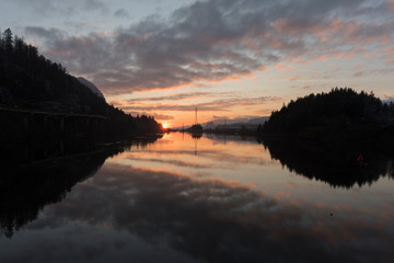 Obraz premium Behind the Bonneville Dam on the Columbia River, Oregon, at Sunset