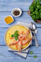 Large untreated shrimp with polenta