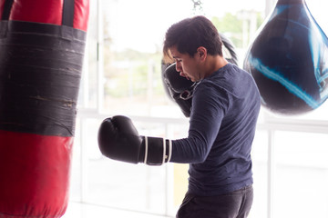 Joven golpeando saco de box