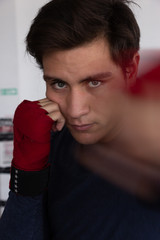Chico entrenando box
