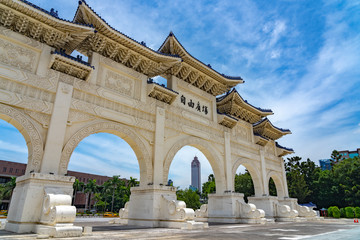 Obraz premium The main gate of National Taiwan Democracy Memorial Hall ( National Chiang Kai-shek Memorial Hall ) The Chinese archways are located on Liberty Square. Taipei, Taiwan.
