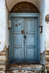 Fototapeta na wymiar Old blue wooden door in opsharpanny building. Vertical.