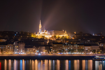 Fototapeta na wymiar Night view of the Matthias Church and River Danube bank