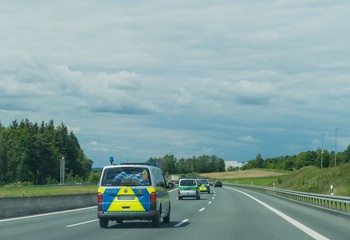Polizeiautos auf der Autobahn