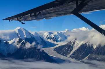 Plexiglas keuken achterwand Denali Luchtfoto van het berggebied van Alaska rond de Denali-piek vanuit een vliegtuig met gletsjers rond en blauwe lucht erboven. Nationaal Park Denali