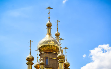 Fototapeta na wymiar golden domes of orthodox church
