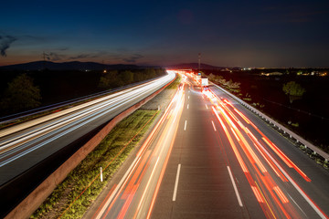 Stau auf der Autobahn am Abend mit verschwommenen Lichtspuren