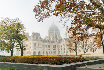 Obraz premium Foggy view of the Hungarian Parliament Building in a haze morning