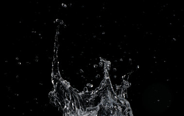 Salpicaduras de agua sobre fondo negro
