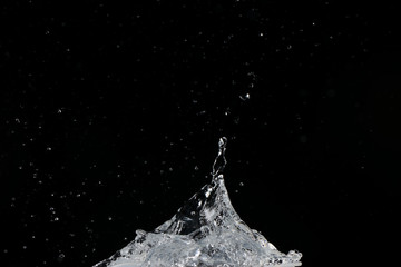 Salpicaduras de agua sobre fondo negro