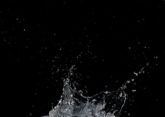 Obraz na płótnie Canvas Salpicaduras de agua sobre fondo negro