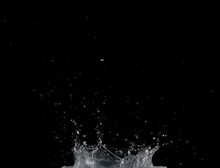 Salpicaduras de agua sobre fondo negro