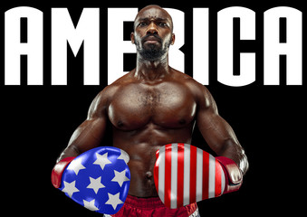 Świętujemy Dzień Niepodległości. Gwiazdy i paski, flaga Stanów Zjednoczonych Ameryki jako rękawiczki męskiego boksera. Nowoczesny design. Sztuka współczesna. Kreatywny konceptualny i kolorowy kolaż. - 274837607