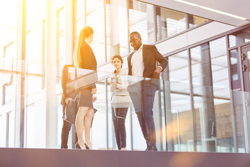 Gruppe Geschäftsleute im modernen Büro Gang