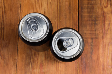 Obraz premium Top view of two metal beverage cans, open and closed