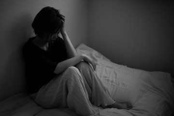 悲しみに暮れる女性