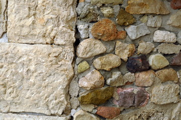 Ancien mur de pierre ocre.