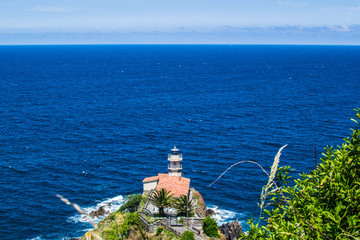 Bonito faro y paisaje