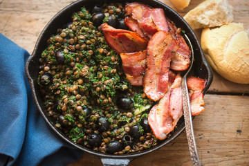 Brown lentils with spinach, black olives and fried bacon 