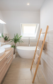 Modernes Badezimmer Hochformat