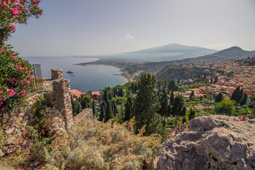 Fototapeta na wymiar Aussicht auf den Vulkan Ätna, den historischen Ort Taormina und das Mittelmeer vom antiken Theater in Taormina, Sizilien