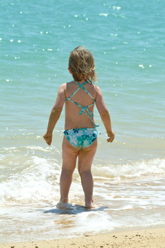 vacances plage eau enfant soleil maillot fille