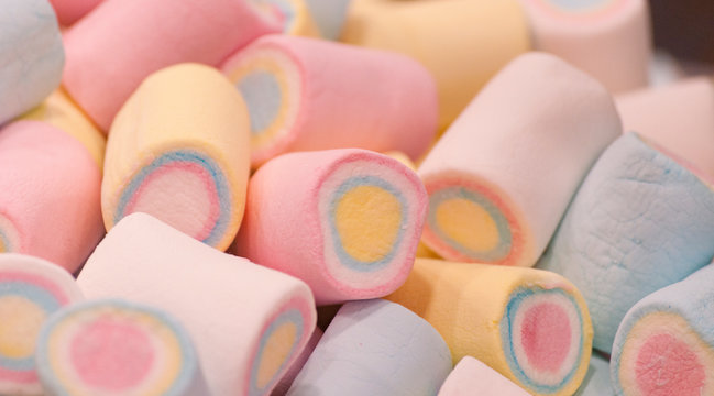 Malvaviscos en tonos pastel con forma de cilindro y vetas de colores