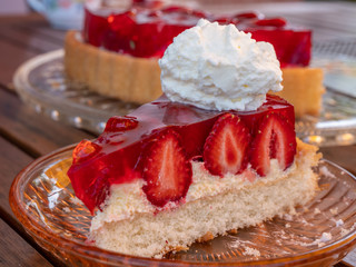 Frische Erdbeertorte zum Dessert