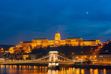 Fototapeta na wymiar Night view of the famous Széchenyi Chain Bridge with Buda Castle