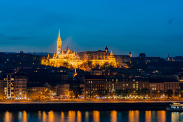 Obraz premium Night view of the Matthias Church and River Danube bank