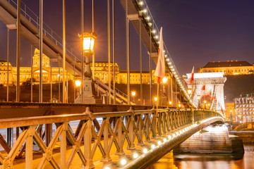 Obraz premium Night view of the famous Széchenyi Chain Bridge with Buda Castle