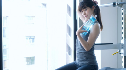 ウォーターボトルを持つ女性