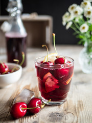 Nahaufnahme von Kirschsaft im rustikalen Stil, Sommergetränk, Detox, Erfrischung