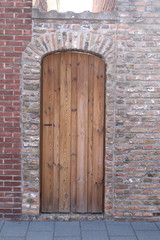 Holz Tür ,Stein Mauer