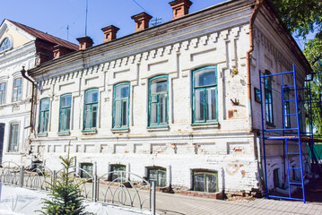 Obraz premium lesosibirsk / Russia - june 06 2019: old wooden houses with carved Windows. Small town. Village