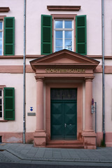 Der Säuleneingang beziehungsweise Portikus der Stadtbibliothek in Bad Homburg in einer engen Straße.