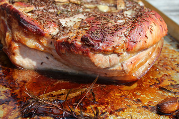 Der Schweinsbraten ist halb fertig und wird noch einmal in den Ofen geschoben.