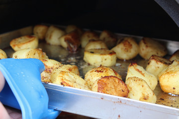 Bratkartoffeln frisch aus dem Ofen.