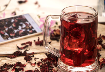 ein glas eisgekühlten hibiskustee während einer gesprächspause mit dem IPhone  © katinkah