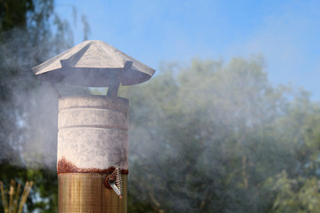 Rauchabzug von einem im Freien stehenden Backofen.