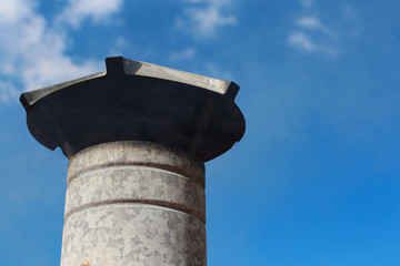 Rauchabzug von einem im Freien stehenden Backofen.