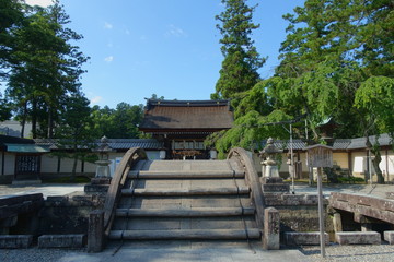 滋賀県、多賀大社の太鼓橋と神門