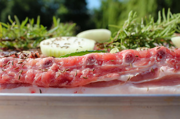 Der Schweinsbraten ist gewürzt und vorbereitet für den Ofen.