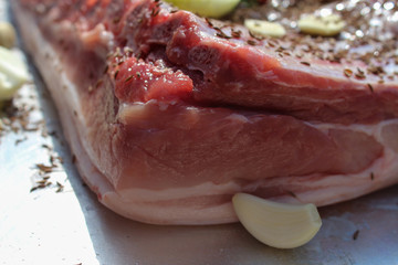 Der Schweinsbraten ist gewürzt und vorbereitet für den Ofen.